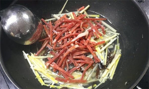 火腿絲、筍絲、黑木耳絲汆水后，瀝干。