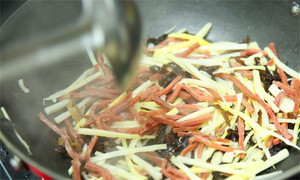 起油鍋，蒜茸煸香，倒入所有食材，加料酒翻炒至熟即可。