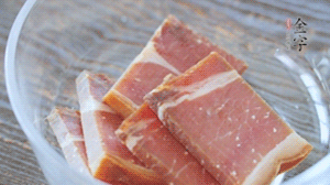 金字火腿切片溫水浸泡5分鐘。