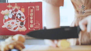 將處理好的老鴨放入冷水鍋中，丟入姜片，冷水煮沸去腥。