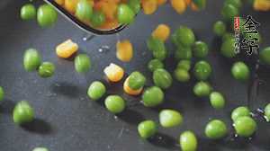 鍋7成熱時，下豌豆、玉米翻炒，再依次放醬肉、洋蔥碎、木耳碎。