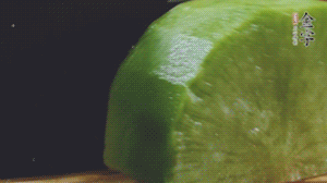 青蘿卜去皮切小塊。