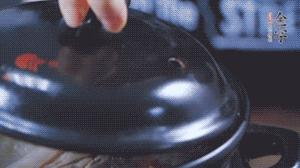 大火煮沸后，小火慢燉1～1.5個(gè)小時(shí)。