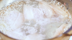 五花肉切塊，加姜片焯水備用。