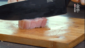 【餡料】1.金字淡咸肉加姜片料酒焯水，春筍焯水后切成小丁。