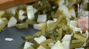 【餡料】2.鍋中油8成熱時，依次放入春筍、雪菜、淡咸肉，翻炒出香味。