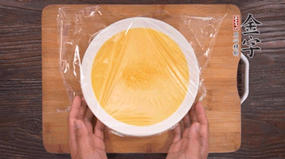 去除雞蛋液浮沫后，沸水上鍋蒸6分鐘。