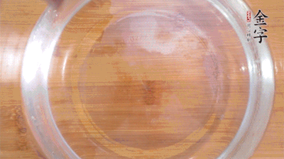 金字火腿切小片，浸泡5分鐘。