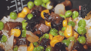 出鍋前加蠔油、生抽調(diào)味，撒點熟白芝麻即可。