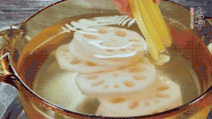 把藕和土豆焯水至八成熟，盛出瀝干水分。