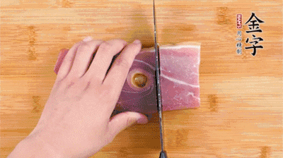 金字火腿切片，老豆腐切成塊，海鮮菇洗凈。