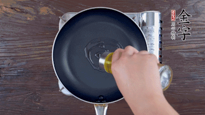 魚頭對開，洗凈瀝干。鍋中加油，把魚頭兩面煎至金黃色，期間加蔥姜，每面約需時2-3分鐘。