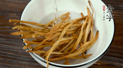 黃花菜、香菇提前泡發(fā)。黃花菜去掉硬頭，香菇切片。