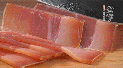 金字火腿切片，溫水浸泡5分鐘。