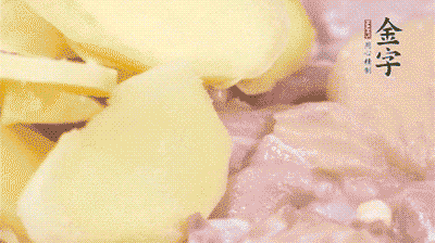 雞肉剁塊，用料酒、蔥、姜、鹽、糖拌均腌制20分鐘。