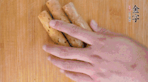 山藥去皮切斜刀塊，毛豆去外殼去膜，姜切片。