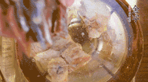 鍋中依次放姜片、排骨、火腿，加料酒、清水煮開(kāi)轉(zhuǎn)小火煮30分鐘。