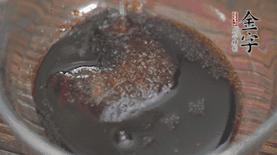 調(diào)配醬汁：耗油、生抽、老抽、糖、鹽、清水攪拌均勻。