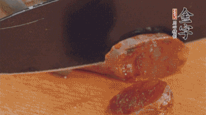 麻辣香腸蒸熟后，切片待用。