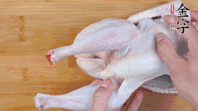 菌菇分別冷水泡發(fā)。雞處理干凈后剁成小塊，放水中浸泡半小時(shí)去血水。