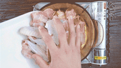 加料酒、蔥姜焯水2分鐘，清洗備用。