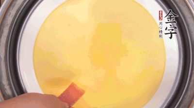 將火腿片均勻鋪上，繼續(xù)蒸6分鐘。