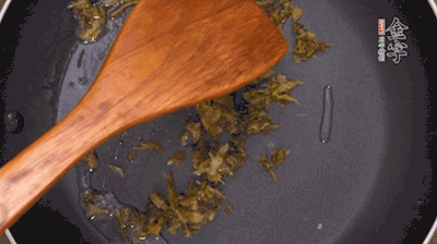 鍋中3成油溫時，下雪菜、辣椒圈翻炒40秒。