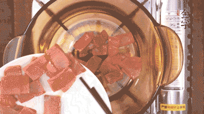 砂鍋中依次放火腿片、豆腐，大火燉開轉(zhuǎn)中小火。