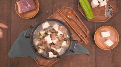 出鍋前撒蔥花。