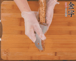 山藥去皮切滾刀塊，熱水汆燙30秒，撈出冷水浸泡。