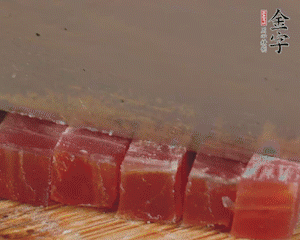 金字火腿切丁，春筍剝殼切丁，豌豆剝粒。