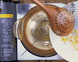 春筍丁焯水，1分鐘后加火腿丁一同汆燙1分鐘。