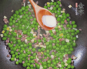 加水、料酒、鹽燒2分鐘即可。