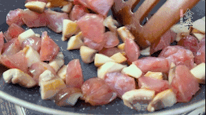 【餡料】4.鍋中油8成熱時，依次放入菌菇丁、香腸丁，適當放點糖調(diào)味，炒熟。