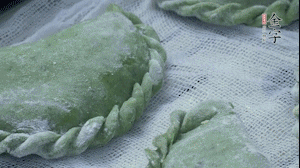 【制作】2.蒸架上墊浸濕的屜布，再放上清明果，大火蒸10~15分鐘，完成，出鍋啦！