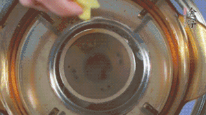 金字淡咸肉加姜片、料酒，冷水入鍋焯水。