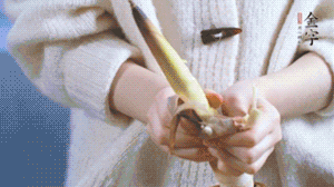 春筍切滾刀塊，加少許鹽，焯水備用。