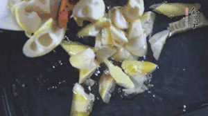 將淡咸肉、春筍、五花肉一起放入鍋中。