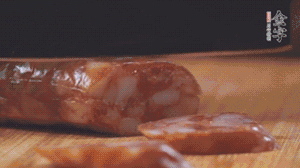 金字麻辣香腸切片，小青菜焯熟備用。