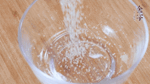 制作醬汁：1湯匙蠔油、1湯匙涼開水、2湯匙生抽、1/2湯匙白砂糖、少許辣椒圈。