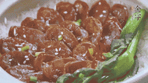 燜好后放入小青菜，均勻淋上醬汁，撒上蔥花或芝麻即可。