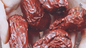 紅棗洗凈，對(duì)半剪開。