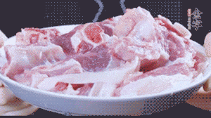 新鮮羊肉冷水入鍋，加姜片、清水焯水，除去血沫。