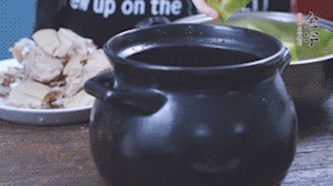 另起砂鍋，依次放入蘿卜、羊肉、火腿蹄片，加料酒、清水沒過食材。