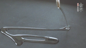 鍋中加少許油，爆香蔥姜蒜、香料 ，喜歡麻的也可以加點花椒！接著放入郫縣豆瓣醬煸炒出紅油。