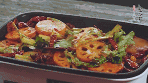 加入金字麻辣香腸，翻炒5分鐘左右。再加入之前準備好的蔬菜，翻炒均勻，最后放入蝦。