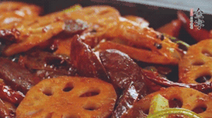 撒上芝麻和蔥，一道鮮香熱辣的麻辣香腸香鍋就做好了！