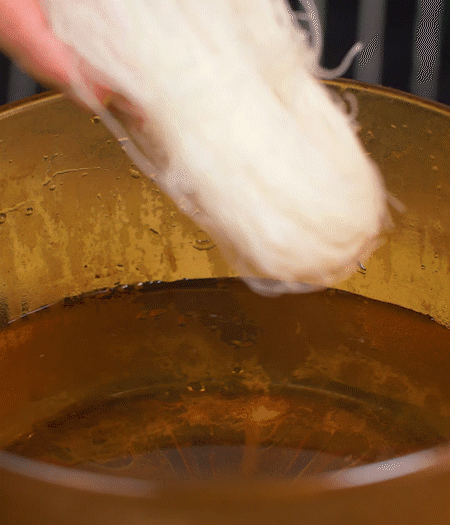 青番茄切片、金字臘肉切薄片、小米辣線椒切圈。