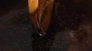 茄子切成長條，拍上生粉入油鍋炸制。