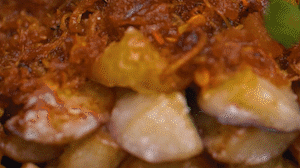 把茄子一條一條的擺好放在盤子上，上鍋蒸制3到4分鐘，出鍋后撒上蔥花。